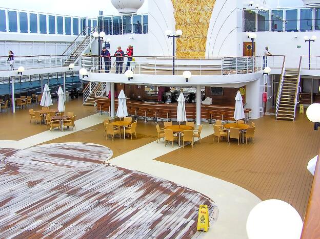 MSC Opera (MSC Cruises) - Lo Spinnaker Pool Bar on the Tosca deck (11)