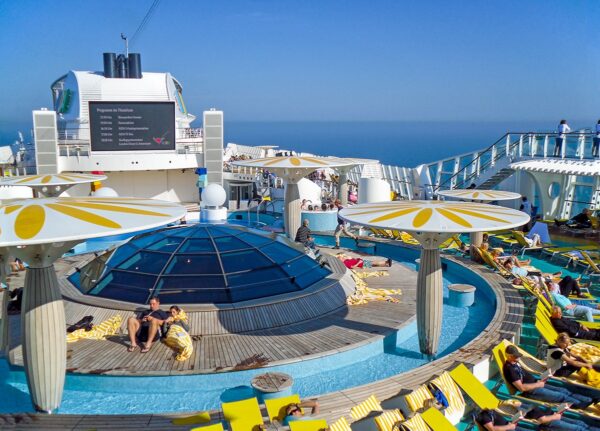 Sonnendeck mit Planschbecken auf Deck 12 an Bord des Kreuzfahrtschiffes AIDAblu von AIDA Cruises